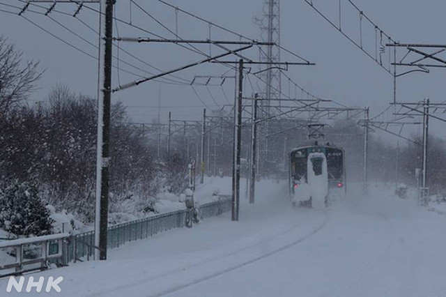 吹雪の中を頑張る電車
