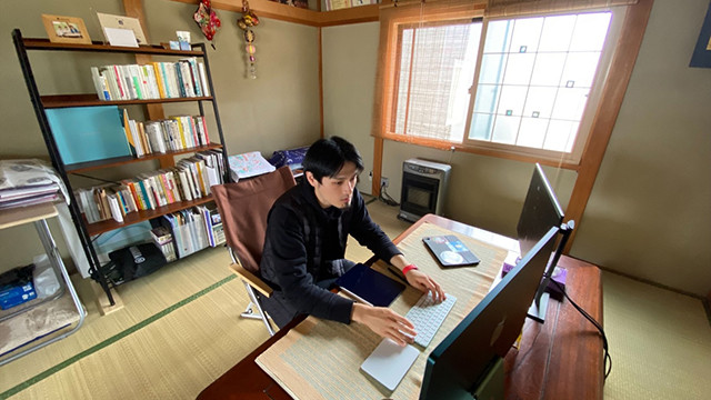 奥崎さんのいまの“オフィス”は改装を施した実家の和室。