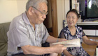 一酸化炭素中毒で１５分前のことを記憶できなくなった山田勝さんと、支えてきた妻の早苗さん。
