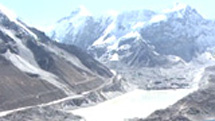 ヒマラヤ　氷河湖決壊の危機