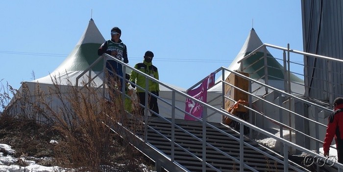 写真・階段の上で会場を見つめる新田選手