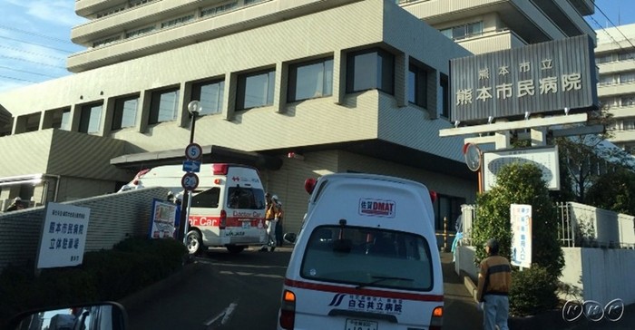 画像：患者搬送のため病院に列をなす救急車（資料提供：やよいがおか鹿毛病院）