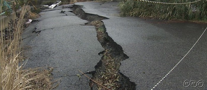 写真・熊本地震で道路に亀裂がはしる