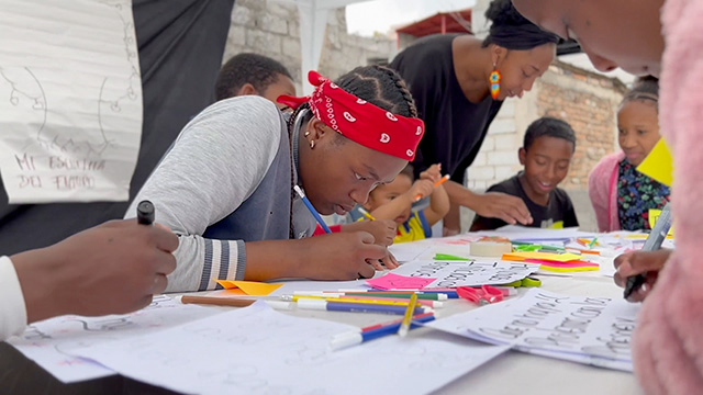 レインボーフラワー 子どもたちが描く未来の学校