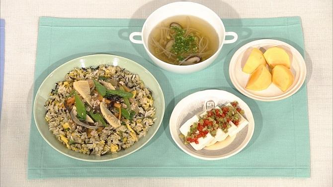 昼食（野菜あんかけチャーハン、もやしとキノコのスープ、豆腐と野菜の酢醤油和え、柿）