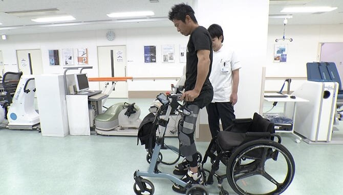 両足にまひがある人の歩行を補助するロボット