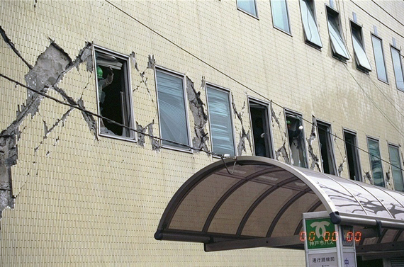 2階は窓周辺が大きく損傷した。