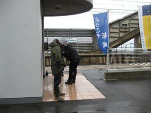 雨の青海川駅