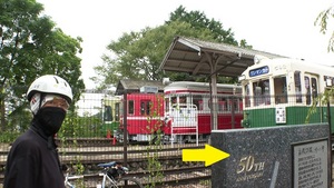 旧美濃駅には車両と碑が。