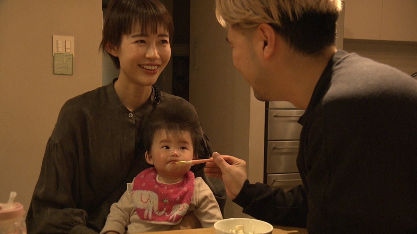 拡張家族Cift　奥井奈々さんの赤ちゃんに食事をあげる男性