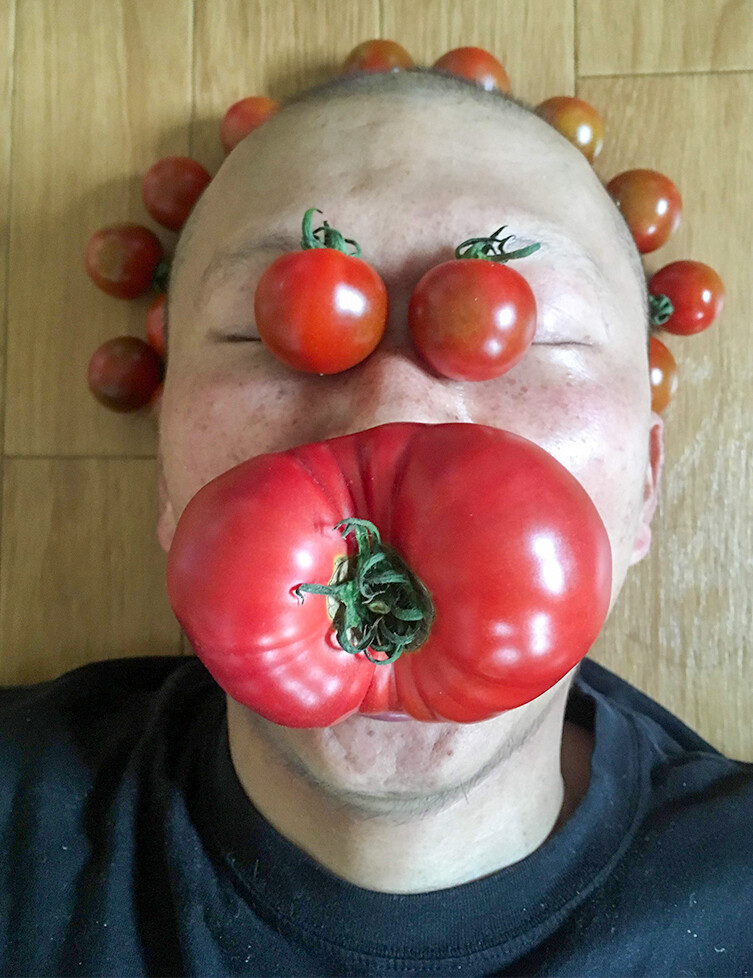 むくんだ顔にトマトを乗せたシニさん