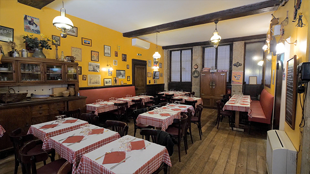 Many bistros, called bouchon, serve traditional Lyonnaise cuisine. Their interior is rustic, warm, and welcoming.