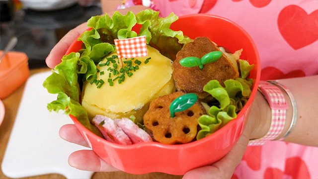 As a final touch to her cute Lyonnaise bento, she adds a red and white checkered flag, the bouchon trademark.