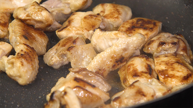 The shamo chicken is sauteed and seasoned simply with salt to make the most of the rich and juicy flavor.