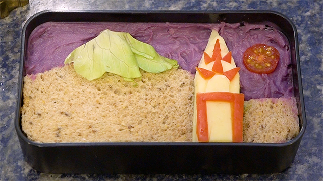 He cuts out pieces of red bell pepper and cheese for the Chrysler Building, and uses purple yam for the sky and a cherry tomato for the sun. A cabbage leaf is used to depict the snowy peak of Mt. Fuji. It's a fun bento that showcases Sergio’s architectural talent.