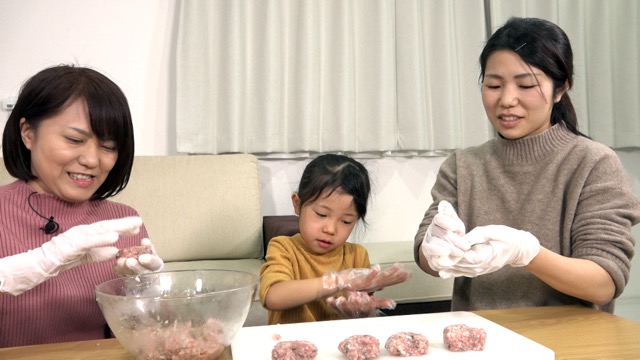 Today, Maki and the Iwatas make a Miso Meatball Bento using barley miso. 