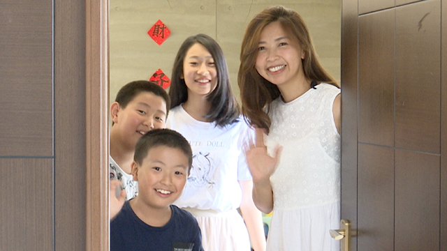 We visit the Taipei home of a bento maker who learned how to cook from her mom. Hsinyi is now going to pass on her mom’s secret recipe for Three Cup Chicken to her kids.