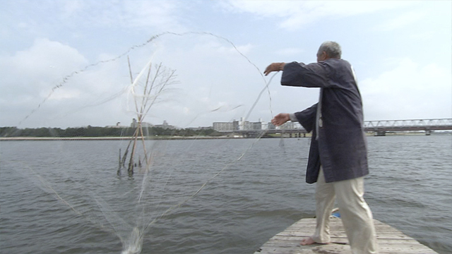 Today, from the waterfront of Tokyo Bay. Tokyo Bay has been a rich fishing ground since the Edo period. Some fishers continue to catch fish the traditional way, casting huge nets that measure 14 meters across.