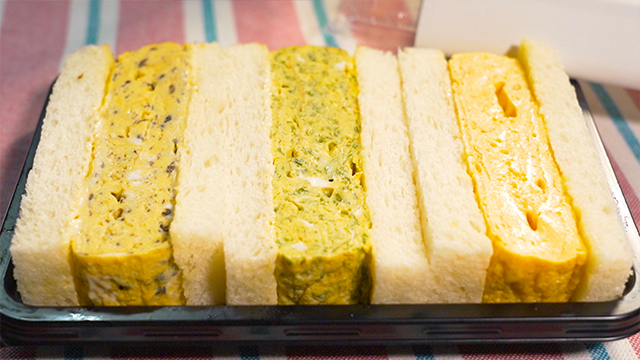 A recent trend is tamagoyaki sandwiched between slices of fluffy white bread. In addition to plain tamagoyaki, one shop offers variations, including one type with a seaweed called aosa nori, and another type that uses truffles.