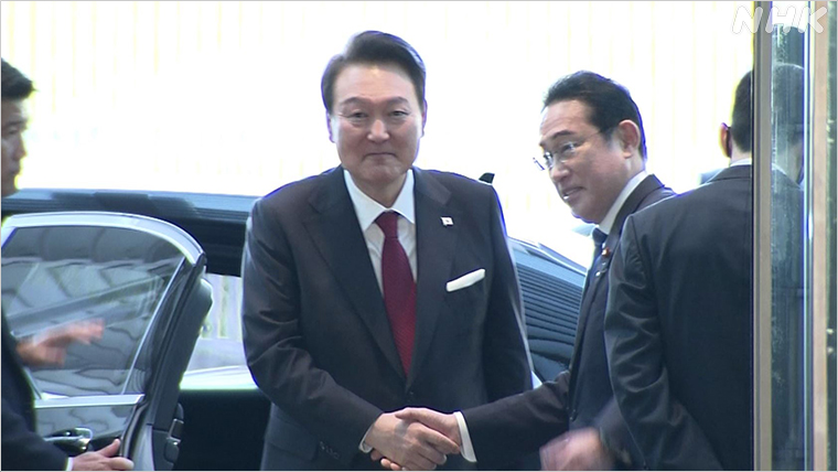 写真：ユン大統領を迎える岸田首相