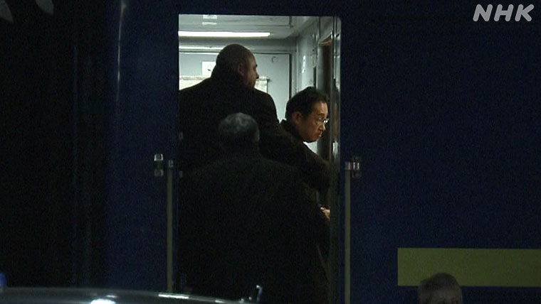 写真：列車に乗り込む岸田首相