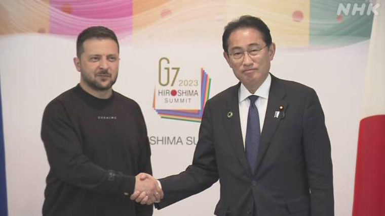 ゼレンスキー大統領と握手する岸田首相