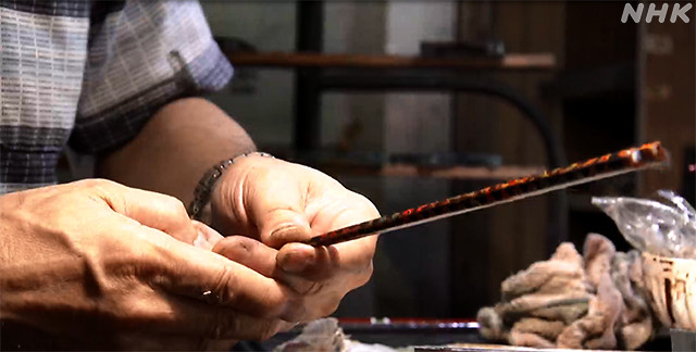 津軽塗の作業中の箸