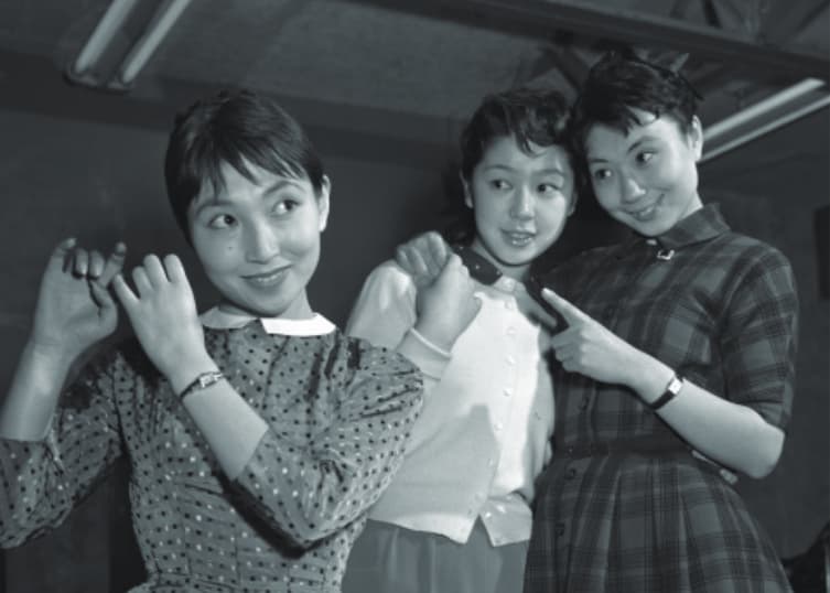 『子供の時間』（1957）出演時里見京子（中央）横山道代（右）