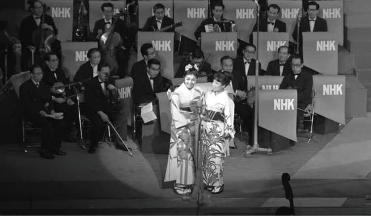 『第11回 NHK紅白歌合戦』（1960）　鰐淵晴子（左）