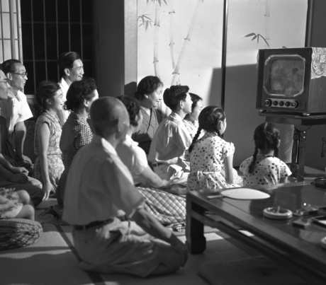 テレビを視聴する家族と近所の人々（1953）