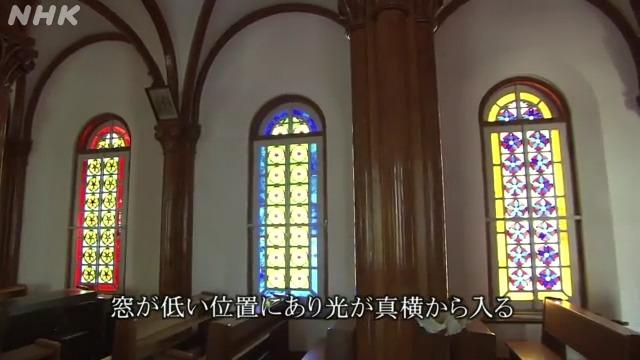 中通島・光が低い窓から射し込む大曽教会