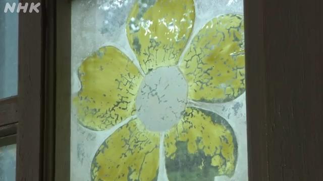 奈留島・手書きの花模様が窓を彩る江上教会