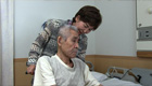一酸化炭素中毒で５０年間、病院で生活する首藤宏也さんと、妻の心子さん