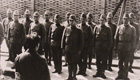 前代未聞の、戦場での芥川賞授賞式。１９３８年３月、中国・杭州にて。プレゼンテーターは小林秀雄（後姿）