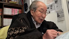 避難生活を送る会津若松市で自分史を書く吉田信さん。