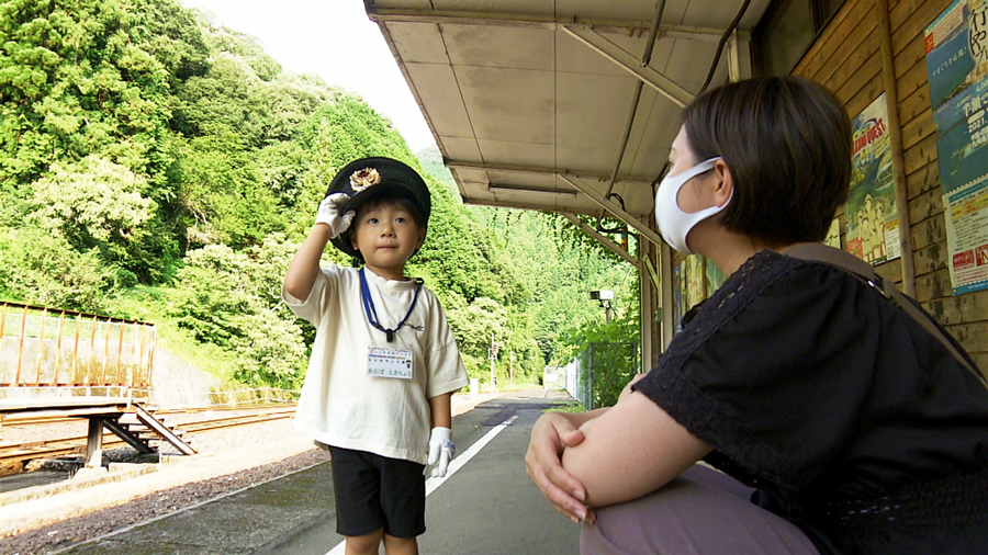錦川鉄道　山口県　駅のホームで駅員さんの帽子をかぶる子ども
