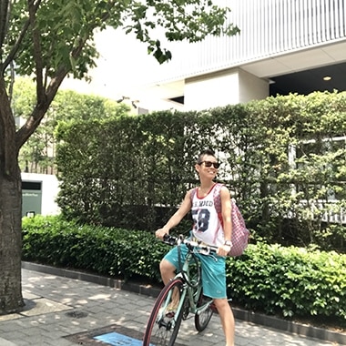 自転車に乗る高尾美穂さん