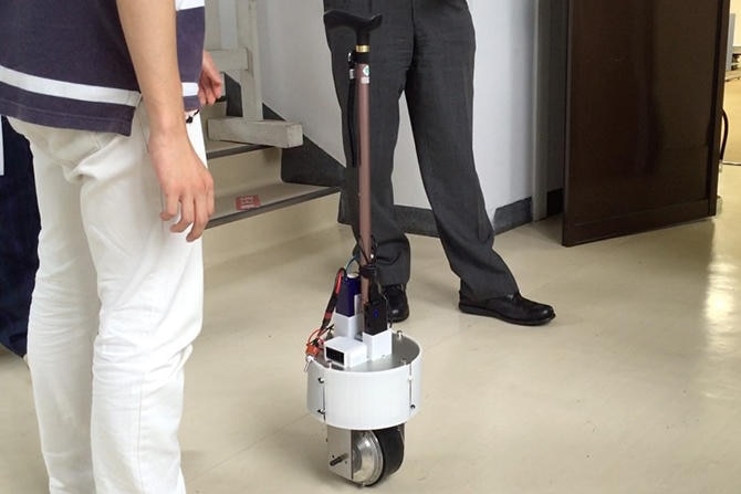 バランスが悪い人の歩行を補助する「つえロボット」