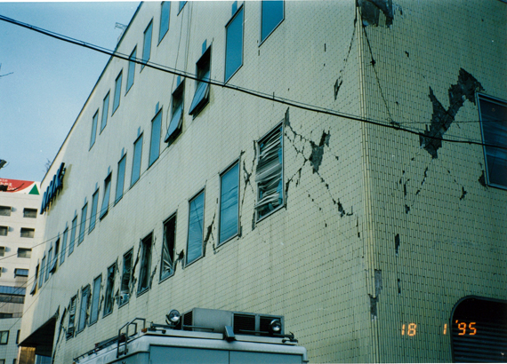 東南角は壁の損傷が大きい。