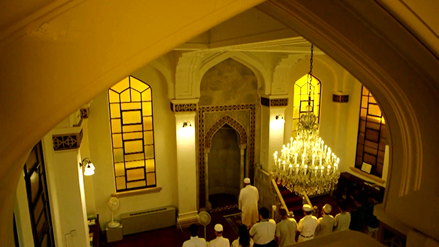 イスラム教のモスク、人々が祈りをささげている