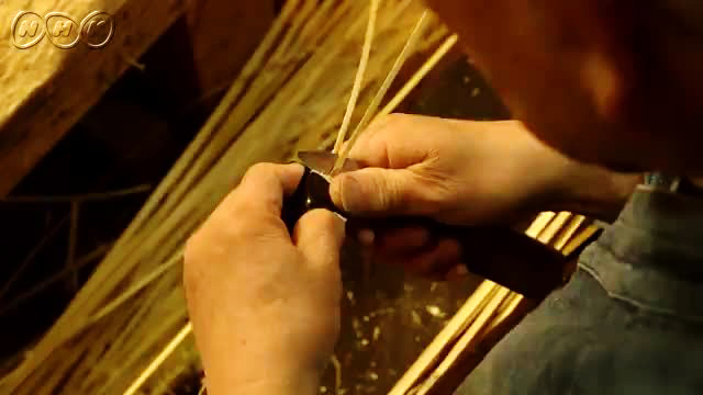 竹をナイフで割く匠の手元のアップ