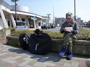 JR飯岡駅前で、お手紙を読むの図のサムネイル画像