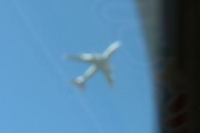 窓の外に、飛行機発見！