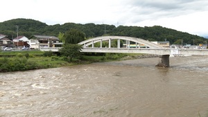 千曲川は、直前の豪雨で濁流に