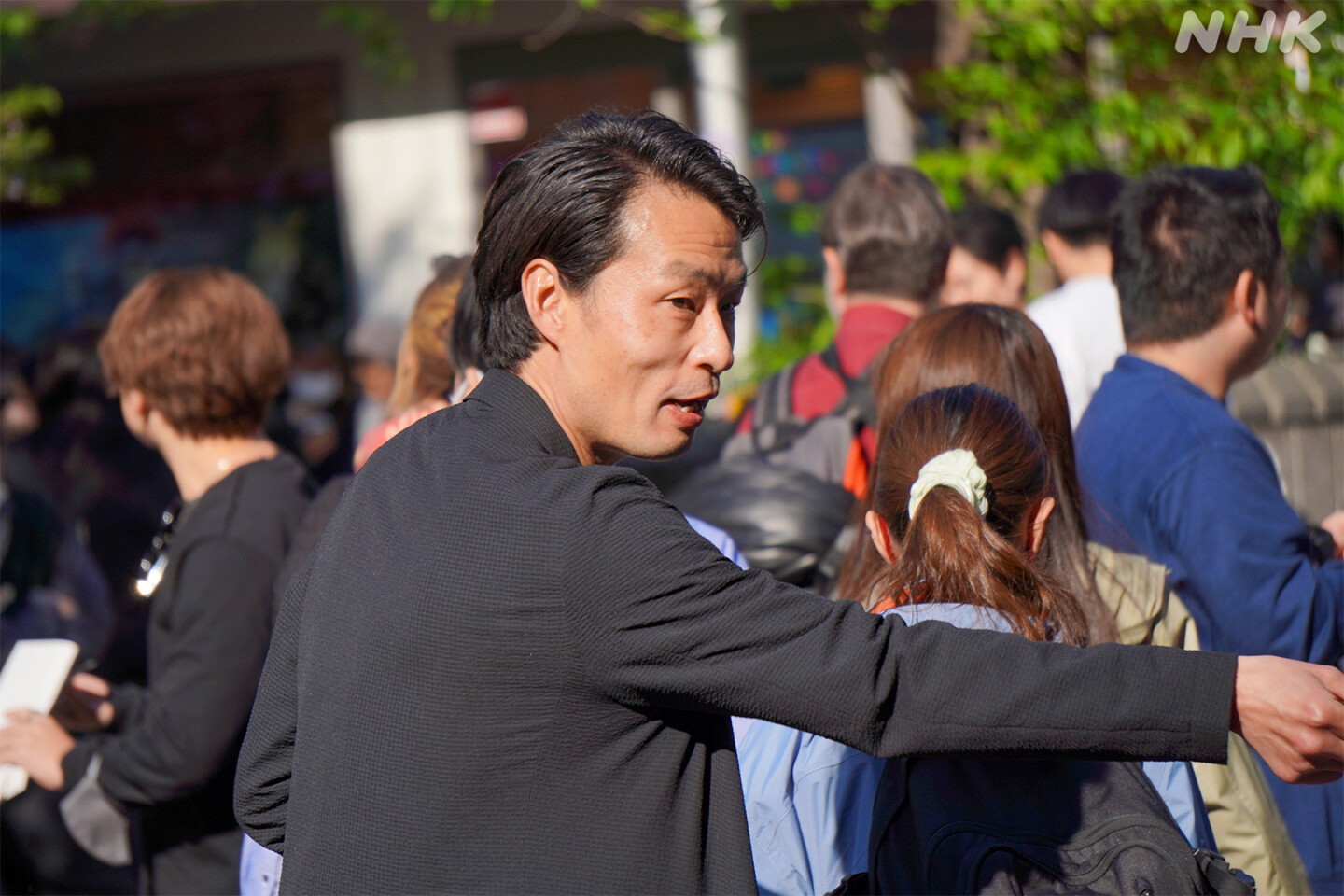 ｢知るという、がん予防｣ステッカーを配る 俳優･吉岡睦雄さん