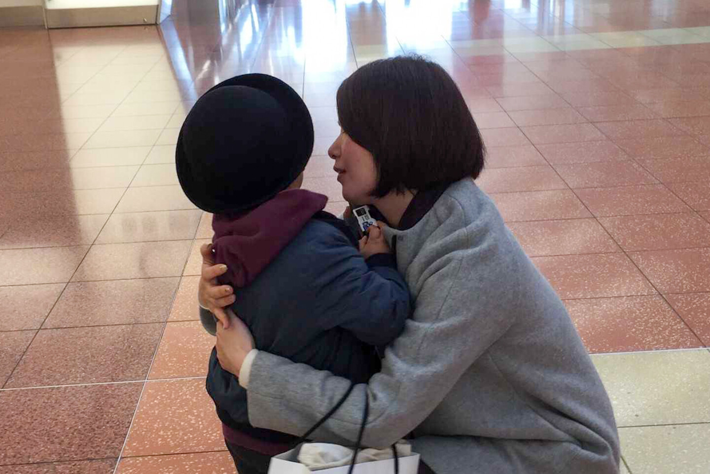 甥っ子と空港でお別れのハグを欠かさなかった井出智さん