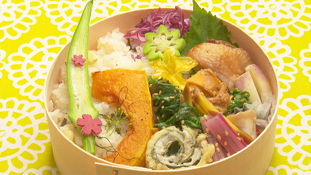 She also makes a sardine and shiso wrap tempura to add to her bento. For a finishing touch, she adds star okra marinated in seasoned dashi, as well as cucumber flower tempura. A Kamakura veggie bento that looks like a flower garden!