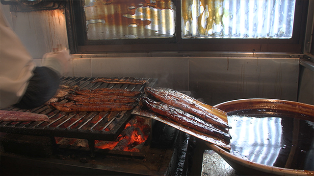 While grilling, the eel is dipped several times in a sweet and savory sauce made with a soy sauce unique to this region. Multiple basting is key to cooking the eel so that it’s bursting with flavor. The original sauce has been replenished for generations.