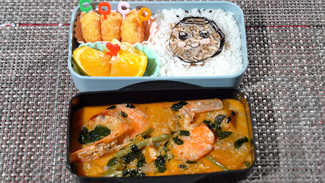 For dessert, she packs coconut macaroons made with shredded coconut and condensed milk. And last but not least, she makes a cute coconut face on rice using nori and soy sauce. This adorable bento helped her son to enjoy eating vegetables!