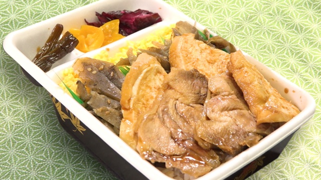 Thick slices of simmered shamo are topped with more of the sauce used for simmering. The bento also features scrambled shamo eggs, as well as sweet and savory burdock root on rice. The combination of flavorful shamo, scrambled eggs, and rice steeped with the secret sauce can't be beat.